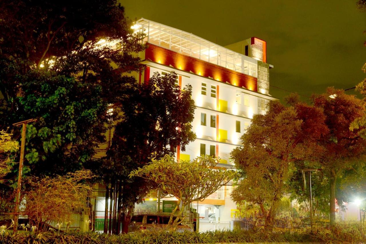 Front One Hotel Pasir Koja Bandung Exterior photo