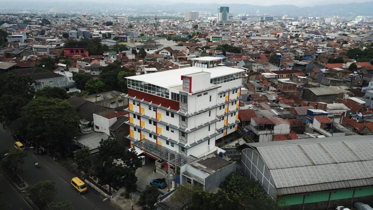 Front One Hotel Pasir Koja Bandung Exterior photo